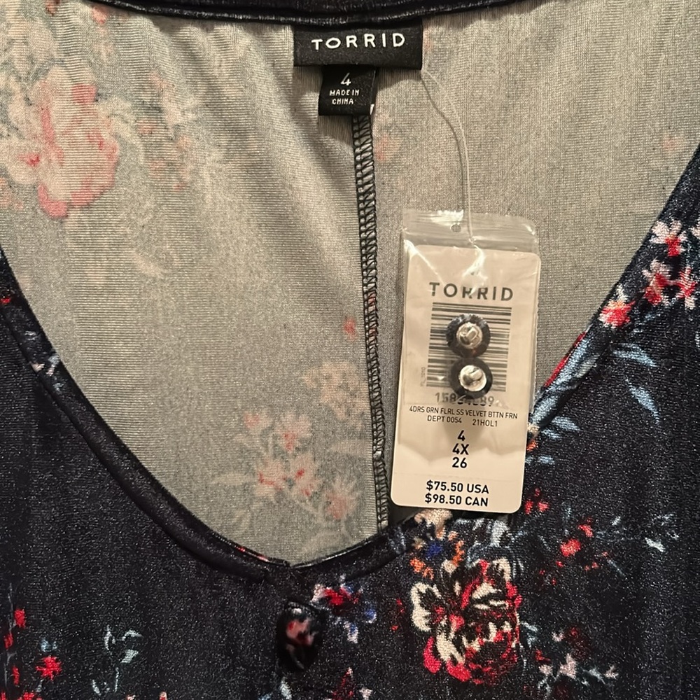 Torrid 4 green floral, short sleeve velvet button front dress - Picture 2 of 6